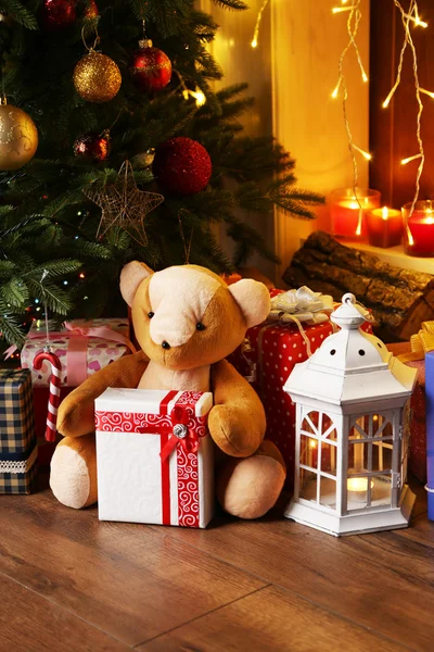 Teddybär und Geschenkschachteln — Stockfoto