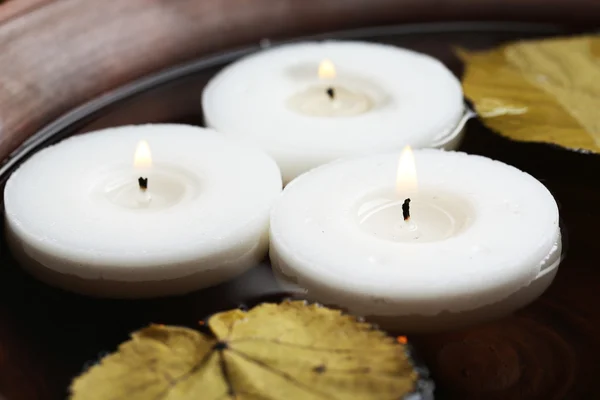 White candles floating in water — Stock Photo, Image