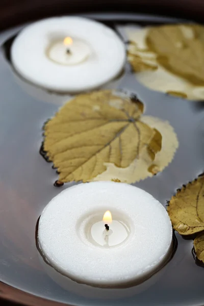 White candles floating in water — Stock Photo, Image