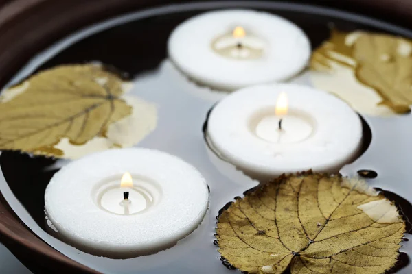 Velas blancas flotando en el agua — Foto de Stock