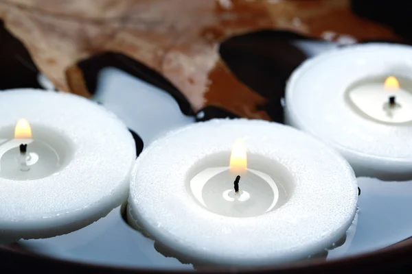 White candles floating in water — Stock Photo, Image