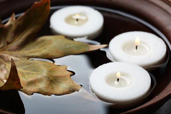 Candele bianche galleggianti in acqua — Foto Stock