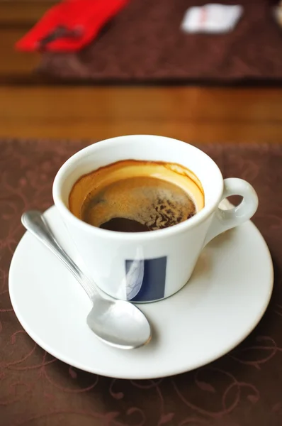 Ceașcă de cafea gustoasă în cafenea — Fotografie, imagine de stoc