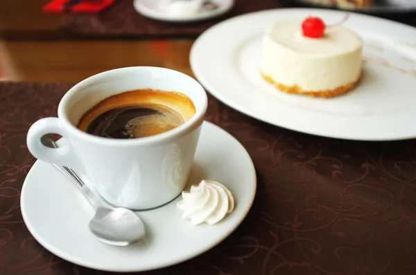 La taza del café sabroso en la cafetería —  Fotos de Stock