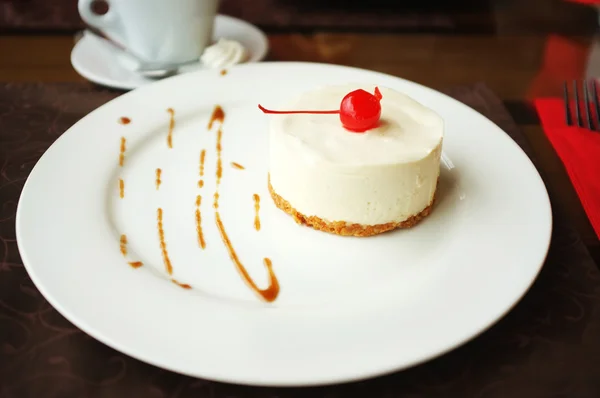 Sabroso pastel en el plato en la cafetería —  Fotos de Stock