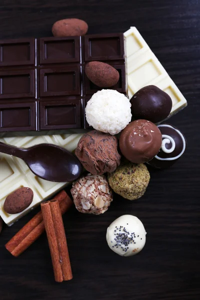 Barrette di cioccolatini bianchi e amari — Foto Stock