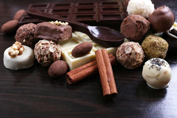 Barres de chocolats blancs et amers — Photo