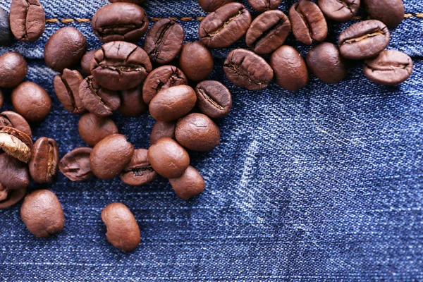 Kaffeebohnen auf Jeans — Stockfoto