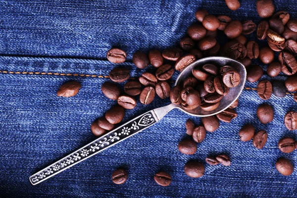 Sendok dengan biji kopi — Stok Foto