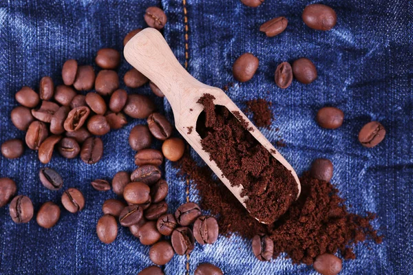Wooden scoop with coffee — Stock Photo, Image