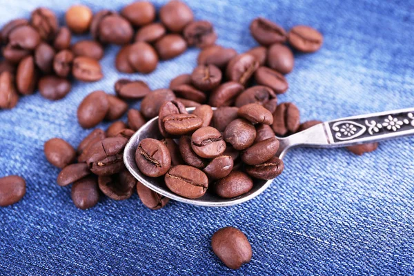 Löffel mit Kaffeebohnen — Stockfoto