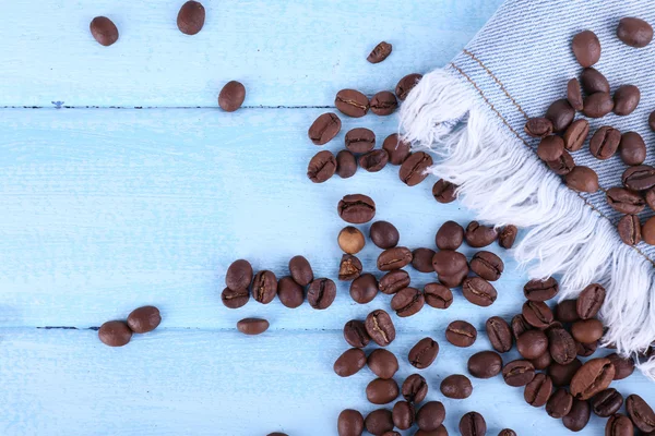 Kávová zrna na džíny — Stock fotografie