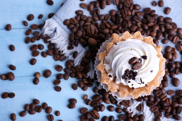 Cake with cream and coffee beans — Stock Photo, Image