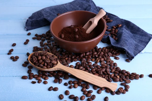 Kaffeebohnen mit Holzlöffel — Stockfoto