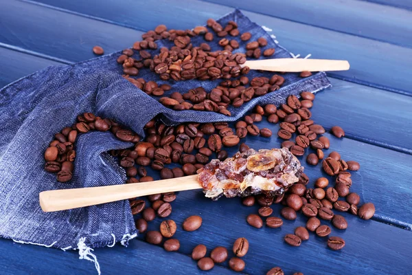 Cucharas pegajosas con granos de café —  Fotos de Stock