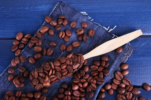 Klebriger Löffel mit Kaffeebohnen — Stockfoto