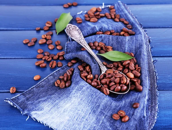 Löffel Kaffeebohnen — Stockfoto