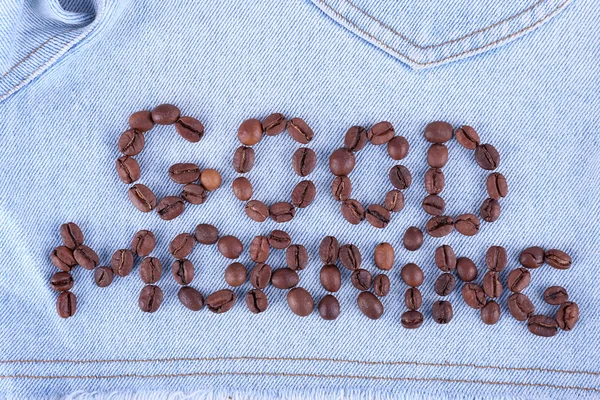 Кофейные зерна на джинсах — стоковое фото