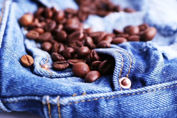 Granos de café en jeans rasgados —  Fotos de Stock