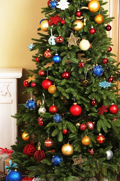 Hermoso árbol de Navidad en la habitación — Foto de Stock