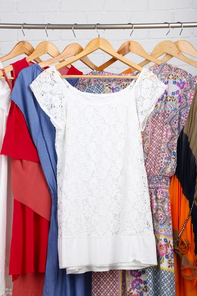 Vestidos femininos em cabides no quarto — Fotografia de Stock