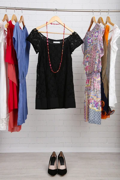 Женские платья на вешалках в номере — стоковое фото