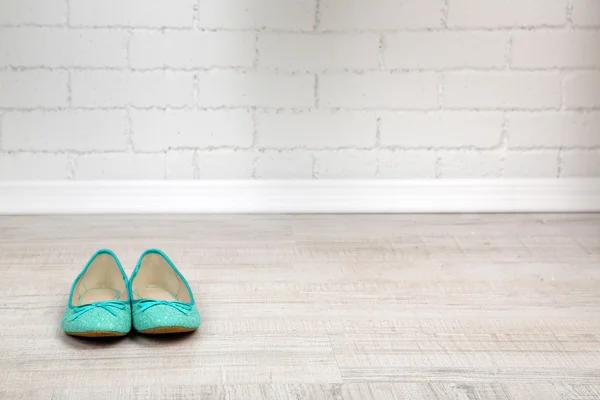 Beautiful women shoes with  on the floor — Stock Photo, Image