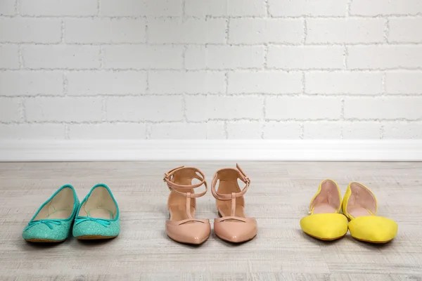 Sapatos de mulher bonita no chão — Fotografia de Stock