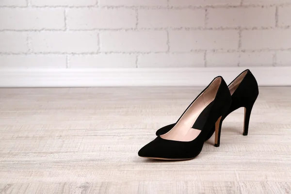 Chaussures pour femmes noires avec sur le sol — Photo