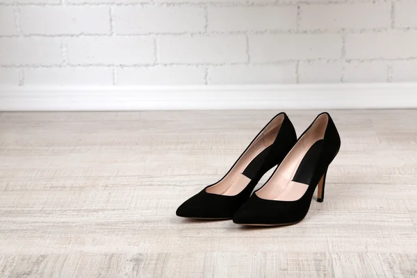 Chaussures pour femmes noires avec sur le sol — Photo