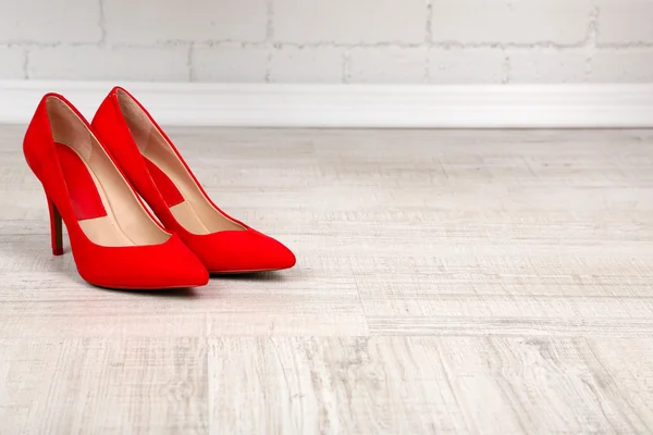 Zapatos de mujer rojos con en el suelo — Foto de Stock