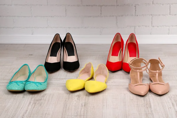 Hermosos zapatos de mujer en el suelo —  Fotos de Stock