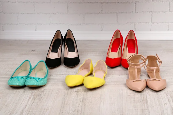 Piękne kobiece buty na podłodze — Zdjęcie stockowe