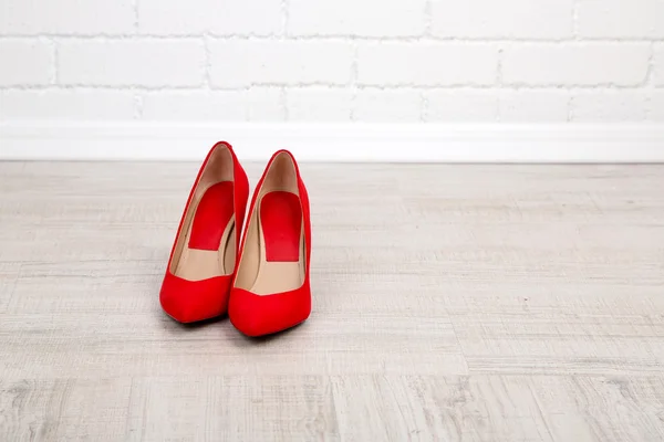 Buty czerwony kobiet z na podłodze — Zdjęcie stockowe