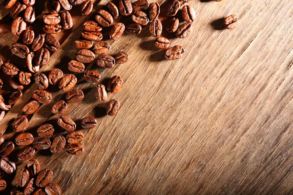 Kaffebönor på bord — Stockfoto