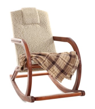 Modern sallanan sandalye üzerinde beyaz izole halı ile