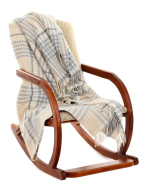 Modern sallanan sandalye üzerinde beyaz izole halı ile