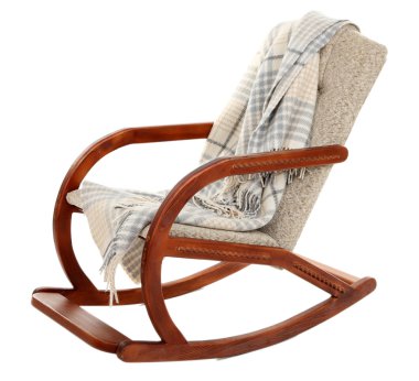 Modern sallanan sandalye üzerinde beyaz izole halı ile