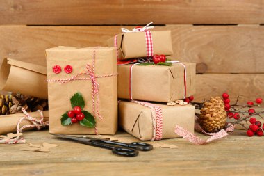 El yapımı hediyeler ile Noel kompozisyon