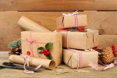 Ahşap arka plan olarak el yapımı hediyeler ile güzel Noel kompozisyon