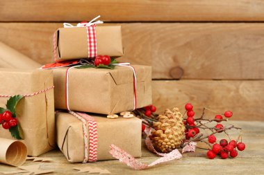 Ahşap arka plan olarak el yapımı hediyeler ile güzel Noel kompozisyon
