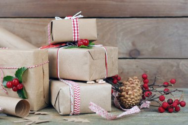 Ahşap arka plan olarak el yapımı hediyeler ile güzel Noel kompozisyon