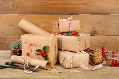 Ahşap arka plan olarak el yapımı hediyeler ile güzel Noel kompozisyon