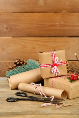 Ahşap arka plan olarak el yapımı hediyeler ile güzel Noel kompozisyon