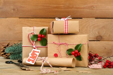 Ahşap arka plan olarak el yapımı hediyeler ile güzel Noel kompozisyon