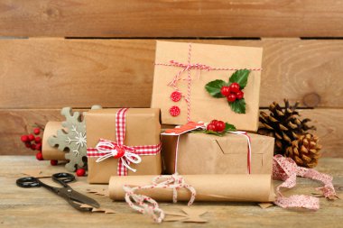 Ahşap arka plan olarak el yapımı hediyeler ile güzel Noel kompozisyon