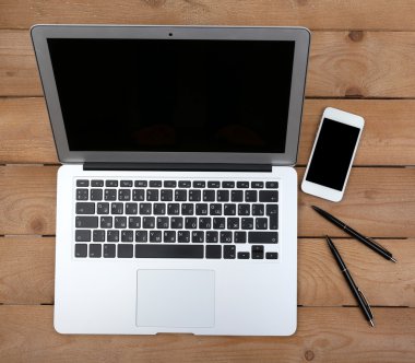 Kalem ve defter ile akıllı telefon