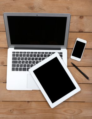 Açık not defteri ve dijital tablet