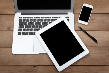 Açık not defteri ve dijital tablet