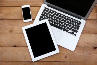 Açık not defteri ve dijital tablet